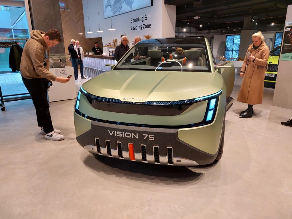 Škoda celebra due anteprime svizzere con lo studio progettuale Vision 7S e l'Enyaq RS iV - 20230412 101208
