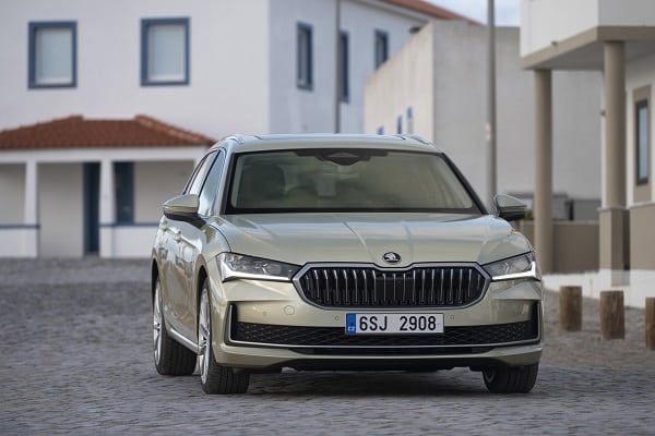 Skoda Superb Combi, lo spazio e il lusso al massimo - 15 skoda superb combi exterior 45ab9dd1 1920x1280 1