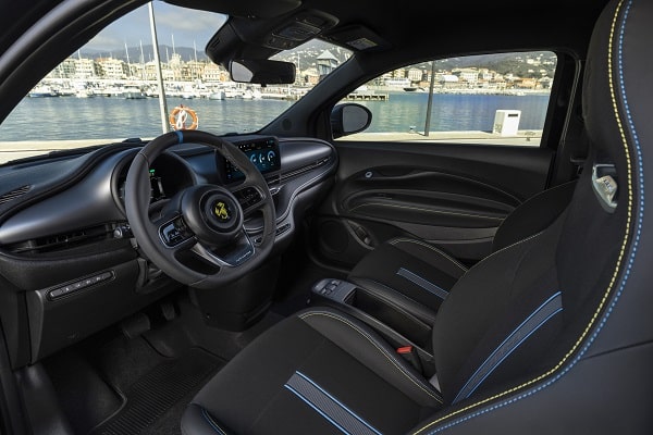 La nuova era di Abarth continua. La famiglia dello Scorpione si allarga con la nuova gamma Abarth 500e completamente elettrica - New Abarth 500e black 13