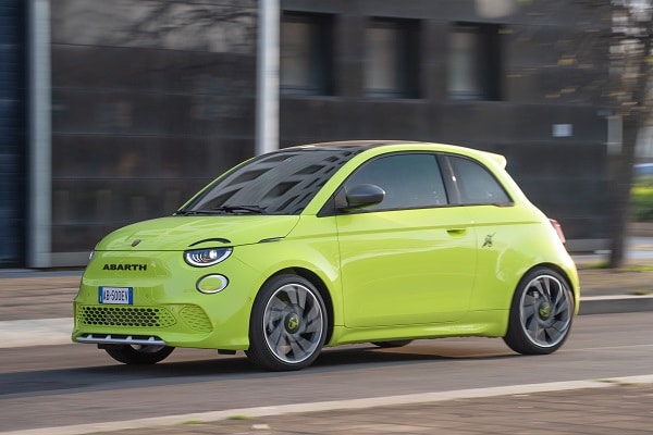 La nuova era di Abarth continua. La famiglia dello Scorpione si allarga con la nuova gamma Abarth 500e completamente elettrica - New Abarth 500e green 02