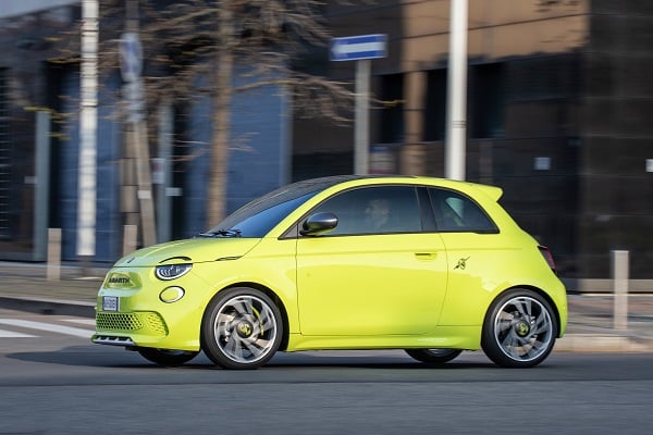 La nuova era di Abarth continua. La famiglia dello Scorpione si allarga con la nuova gamma Abarth 500e completamente elettrica - New Abarth 500e green 03