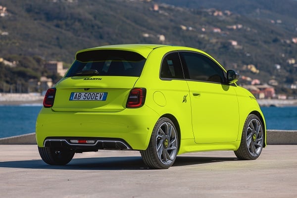 La nuova era di Abarth continua. La famiglia dello Scorpione si allarga con la nuova gamma Abarth 500e completamente elettrica - New Abarth 500e green 05