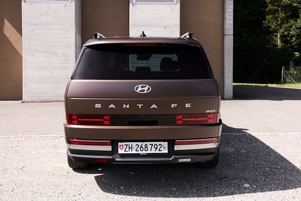 La Hyundai SANTA FE di quinta generazione è ora disponibile. È dotata di trazione integrale ed è disponibile in una scelta di versioni full hybrid o plug-in hybrid - MP 2449
