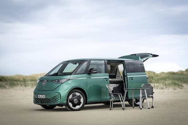 Volkswagen, pernottamento improvvisato: il pacchetto Buona notte trasforma l’ID. Buzz in un camper flessibile