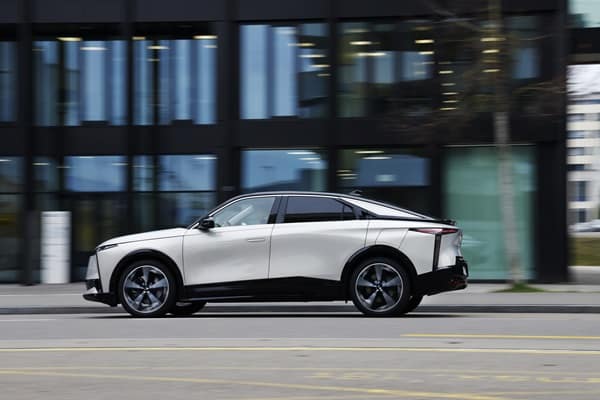 DS Automobiles, la DS N°8 inaugura una nuova era elettrica