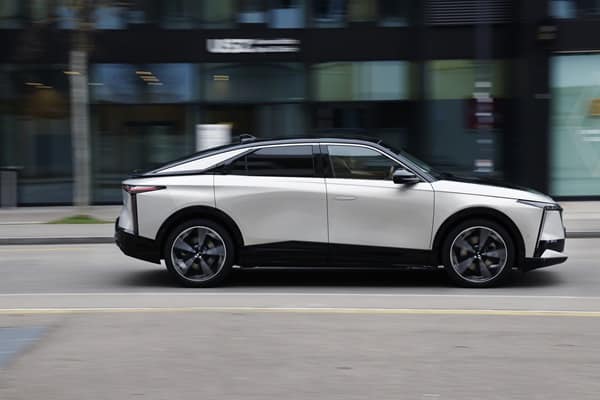 DS Automobiles, la DS N°8 inaugura una nuova era elettrica