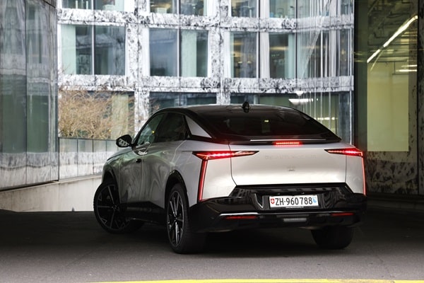 DS Automobiles, la DS N°8 inaugura una nuova era elettrica