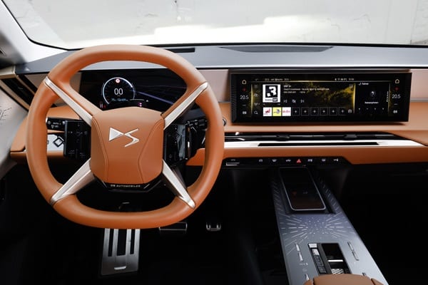 DS Automobiles, la DS N°8 inaugura una nuova era elettrica