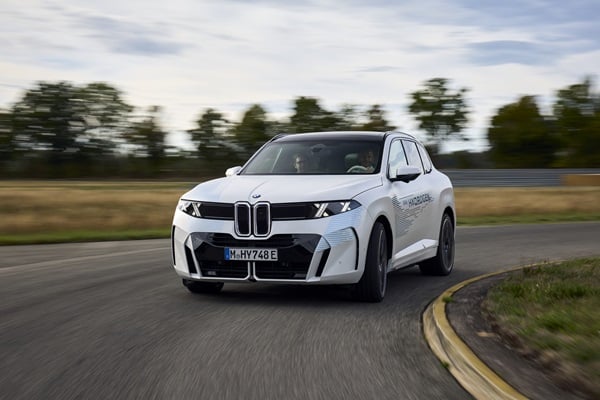 BMW iX5 Hydrogen: test in condizioni di guida reali, assemblaggio dei prototipi e industrializzazione procedono in parallelo
