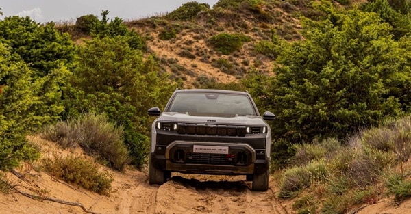 Jeep® Compass 4xe électrique : le modèle haut de gamme à transmission intégrale est désormais disponible à la commande en Suisse