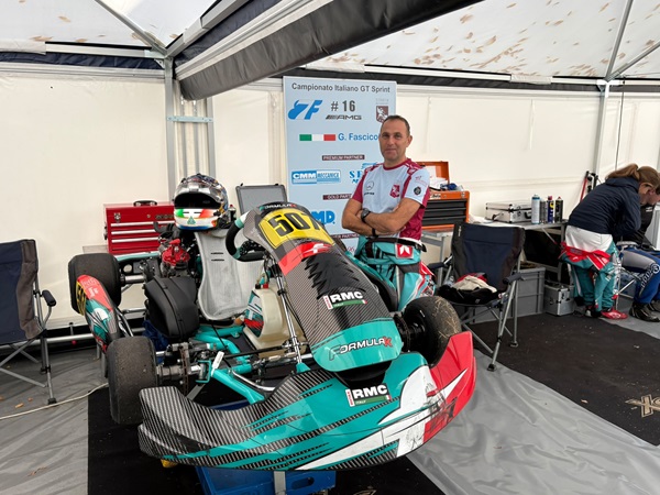 Beppe Fascicolo, in questo mese di ottobre 2026, ha debuttato in pista con i Kart