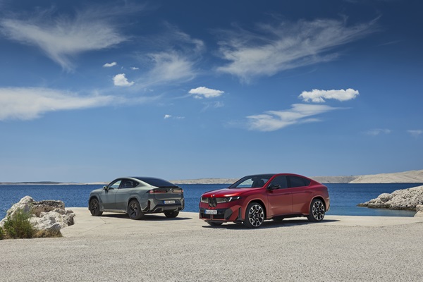 BMW presenta la nuova BMW iX4