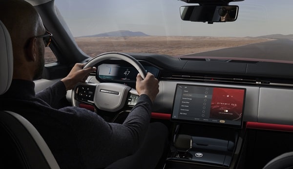 Range Rover Sport (dal 2026 anche 100% elettrica) ridefinisce il concetto stesso di “Sporting Luxury”, miscelando in modo unico prestazioni su strada e in off road con la tipica raffinatezza delle Range Rover - RRS1