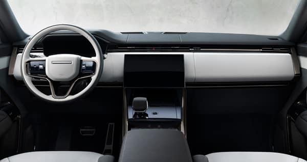 Range Rover Sport (dal 2026 anche 100% elettrica) ridefinisce il concetto stesso di “Sporting Luxury”, miscelando in modo unico prestazioni su strada e in off road con la tipica raffinatezza delle Range Rover - RRS2