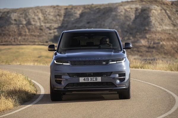 Range Rover Sport (dal 2026 anche 100% elettrica) ridefinisce il concetto stesso di “Sporting Luxury”, miscelando in modo unico prestazioni su strada e in off road con la tipica raffinatezza delle Range Rover - RRS3