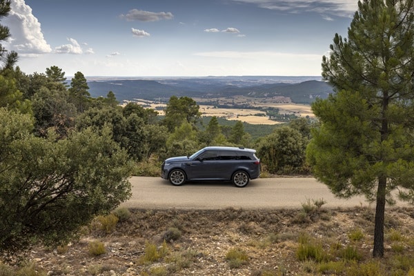 Range Rover Sport (dal 2026 anche 100% elettrica) ridefinisce il concetto stesso di “Sporting Luxury”, miscelando in modo unico prestazioni su strada e in off road con la tipica raffinatezza delle Range Rover - RRS8
