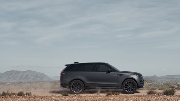 Range Rover Sport (dal 2026 anche 100% elettrica) ridefinisce il concetto stesso di “Sporting Luxury”, miscelando in modo unico prestazioni su strada e in off road con la tipica raffinatezza delle Range Rover - RSS5