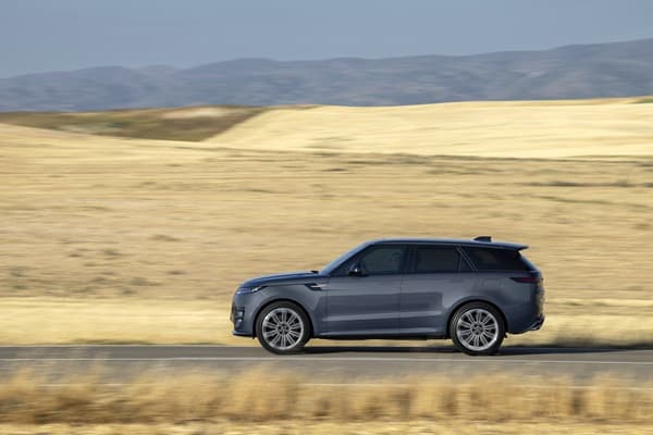 Range Rover Sport (dal 2026 anche 100% elettrica) ridefinisce il concetto stesso di “Sporting Luxury”, miscelando in modo unico prestazioni su strada e in off road con la tipica raffinatezza delle Range Rover - RSS7