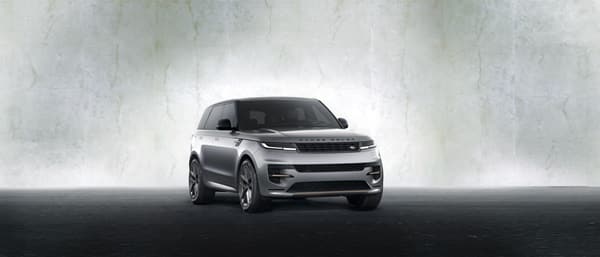 Range Rover Sport (dal 2026 anche 100% elettrica) ridefinisce il concetto stesso di “Sporting Luxury”, miscelando in modo unico prestazioni su strada e in off road con la tipica raffinatezza delle Range Rover - RSSS6