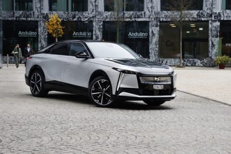 DS Automobiles, la DS N°8 inaugura una nuova era elettrica