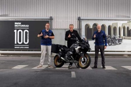 P90511325-bmw-motorrad-celebrates-one-millionth-gs-with-boxer-engine-markus-kapitzke-chairman-of-the-works-cou-600px