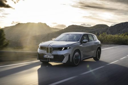 BMW, «Schweizer Auto des Jahres 2026» überzeugt auch im Markt: Der BMW iX3 ist das erfolgreichste Elektrofahr-zeug der BMW Group Switzerland